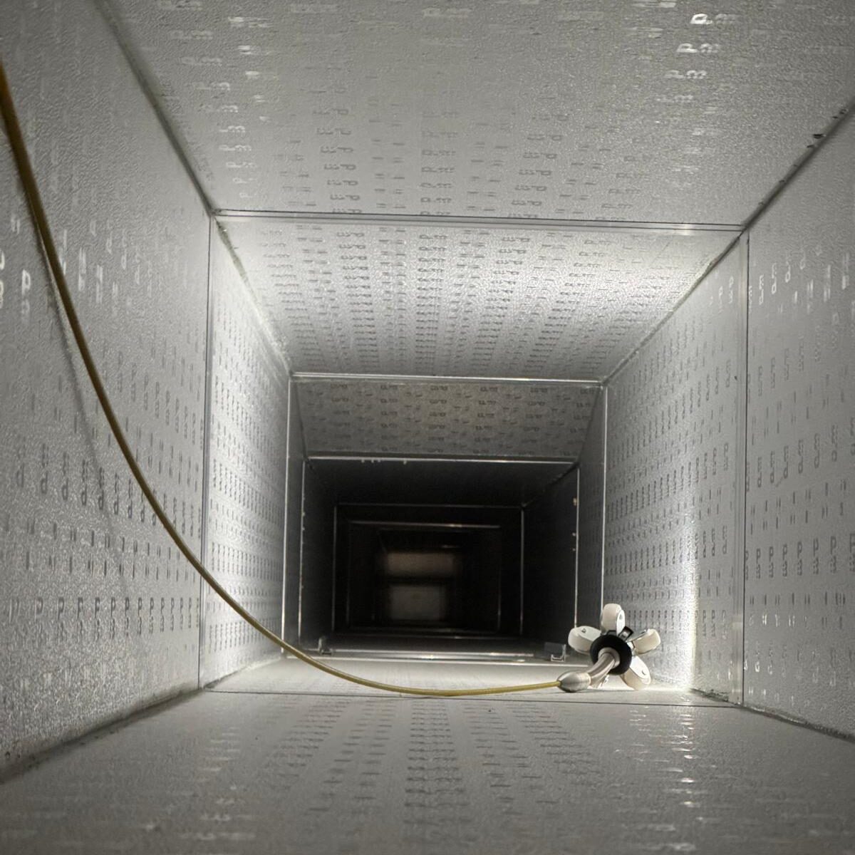 Vzduchotechnické potrubí v panelovém domě uvnitř